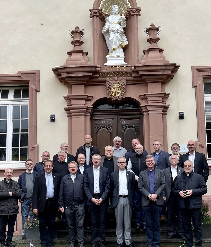 Pater Dr. Friedrich Emde SDS wurde am Dienstag im benachbarten Kloster Steinfeld vom Kapitel seines Ordens gewählt, das hier Aufstellung zum Erinnerungsfoto genommen hat. (c) Gudrun Klinkhammer/pp/Agentur ProfiPress