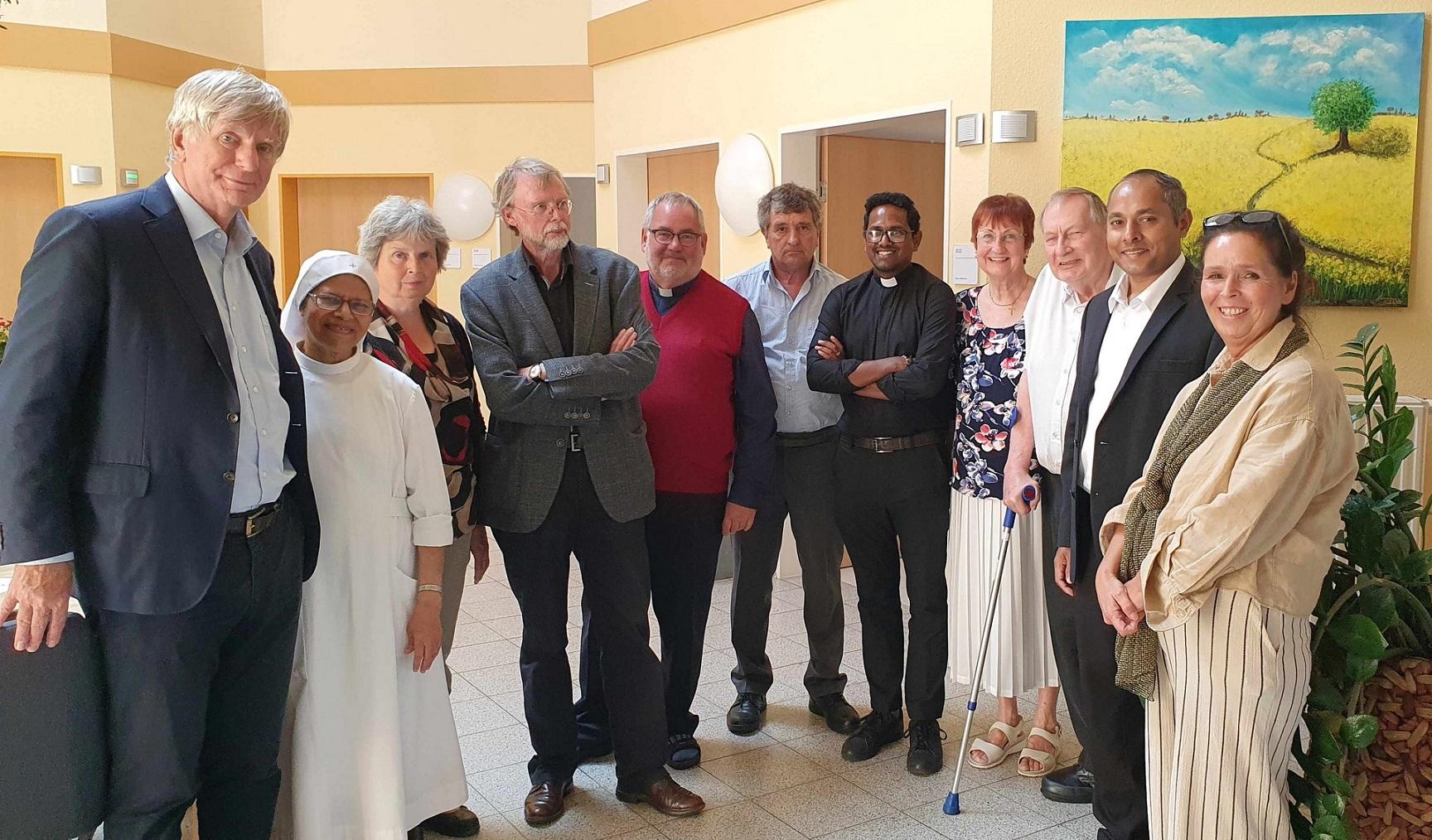 Beim Besuch von Vertretern der niederländischen „Parochie Johannes de Doper zu Oud-Valkenburg“ sah man sich neben dem Ordo auch gemeinsam das Sozialwerk und das Hospiz Stella Maris der Communio in Christo an: (v. l.) Ed van der Ouderaa, Schwester Rose, Rita van den Elzen, Jo Wachelder, Pfarrer Constantijn Dieteren, Huub Gerekens, Kaplan Jijo Jijomon, Marie-Thérèse Dijkstra, Edo Dijkstra, Generalsuperior Jaison Thazhathil und Einrichtungsleiterin Sonja Plönnes.