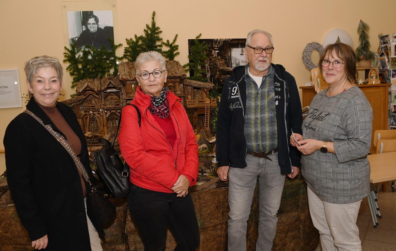 Rita Baumann (v.l.), Marita Mendel und Ortsbürgermeister Robert Ohlerth (75) übergaben eine Spende aus dem Kallmuther Glühweinantrinken am 2. Dezember an die frühere Hospiz-Krankenschwester Silvia Sack, die sich im Namen des Fördervereins herzlich bedankte.