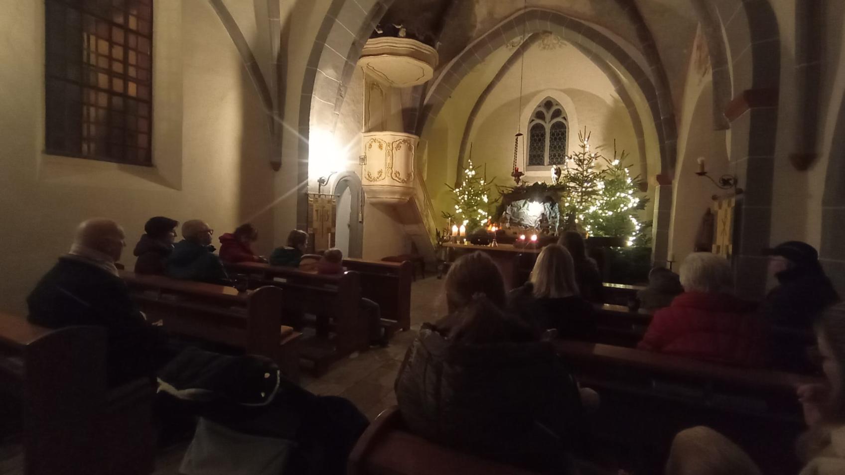 Weihnachtlich beleuchtet und die Krippe im Blick (c) Mareike Keil