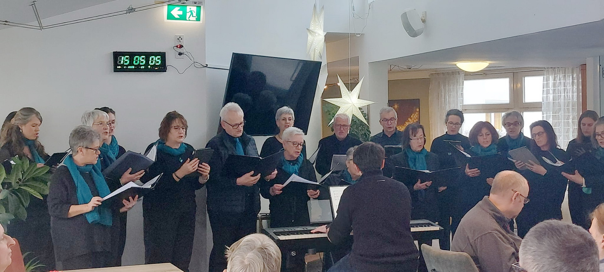Der in der Region bekannte Chor „Ahr Voices“ aus Blankenheimerdorf unter der Leitung von Pascal Lucke gab vergangenen Sonntag ein kleines Konzert für die Bewohner der Langzeitpflegeeinrichtung Communio in Christo in Mechernich und ihre Angehörigen. (c) Foto: Andrea Heide/pp/Agentur ProfiPress