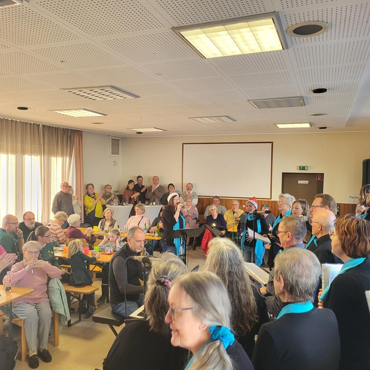 Dieses Archivbild von einem früheren „Hüttenzauber“ zeigt den Chor „Kakus Vocale“ und sein Auditorium im proppenvollen Johanneshaus.