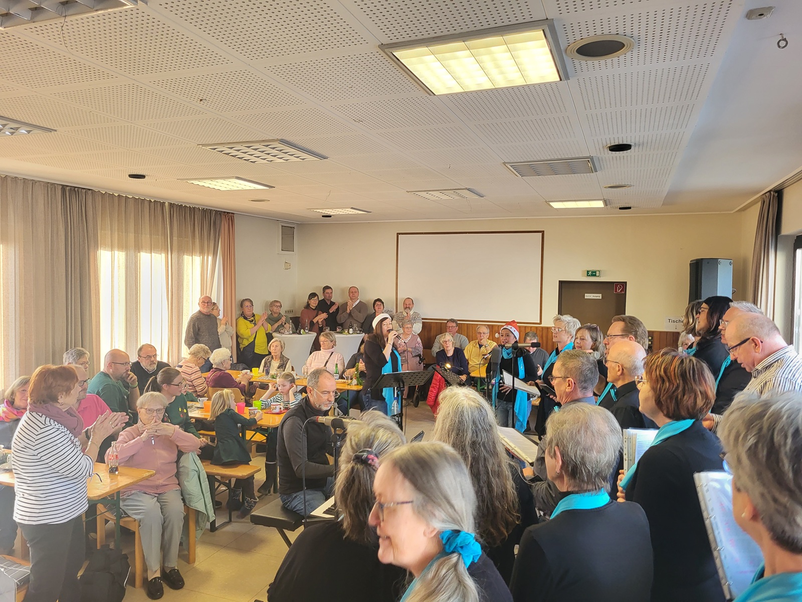 Dieses Archivbild von einem früheren „Hüttenzauber“ zeigt den Chor „Kakus Vocale“ und sein Auditorium im proppenvollen Johanneshaus. (c) Foto: Manfred Lang/pp/Agentur ProfiPress