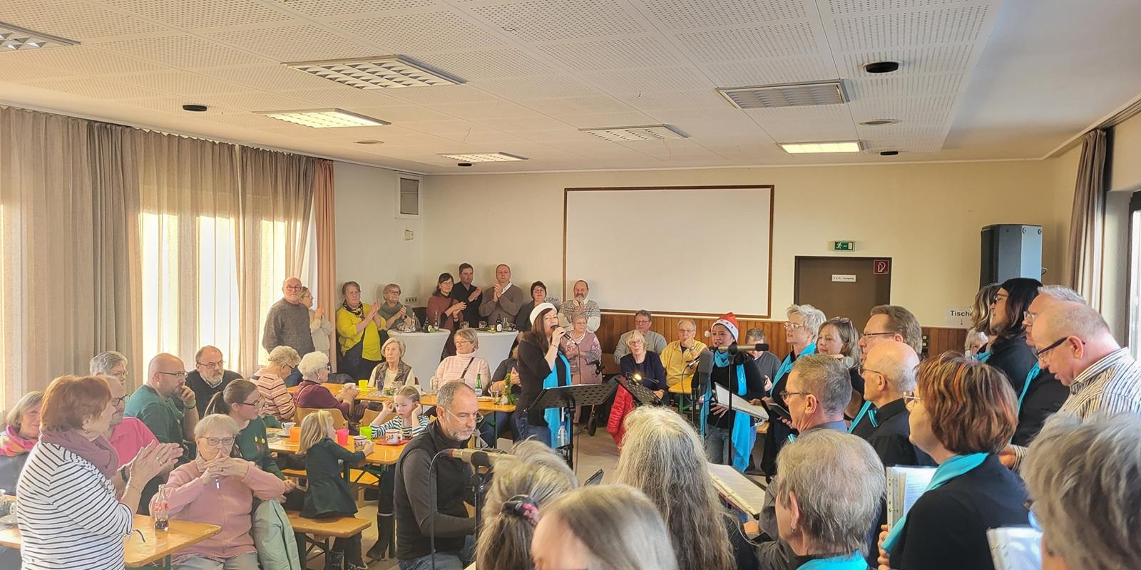 Dieses Archivbild von einem früheren „Hüttenzauber“ zeigt den Chor „Kakus Vocale“ und sein Auditorium im proppenvollen Johanneshaus.