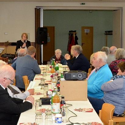 Ulrike Ahrens, die Vorsitzende der „Regionalgruppe Parkinson“ im Kreis Euskirchen, leitete die Veranstaltung mit einer Ansprache im Sinne der Gemeinschaft und Dankbarkeit ein.