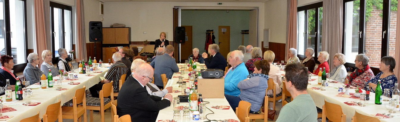 Ulrike Ahrens, die Vorsitzende der „Regionalgruppe Parkinson“ im Kreis Euskirchen, leitete die Veranstaltung mit einer Ansprache im Sinne der Gemeinschaft und Dankbarkeit ein. (c) Foto: Henri Grüger/pp/Agentur ProfiPress