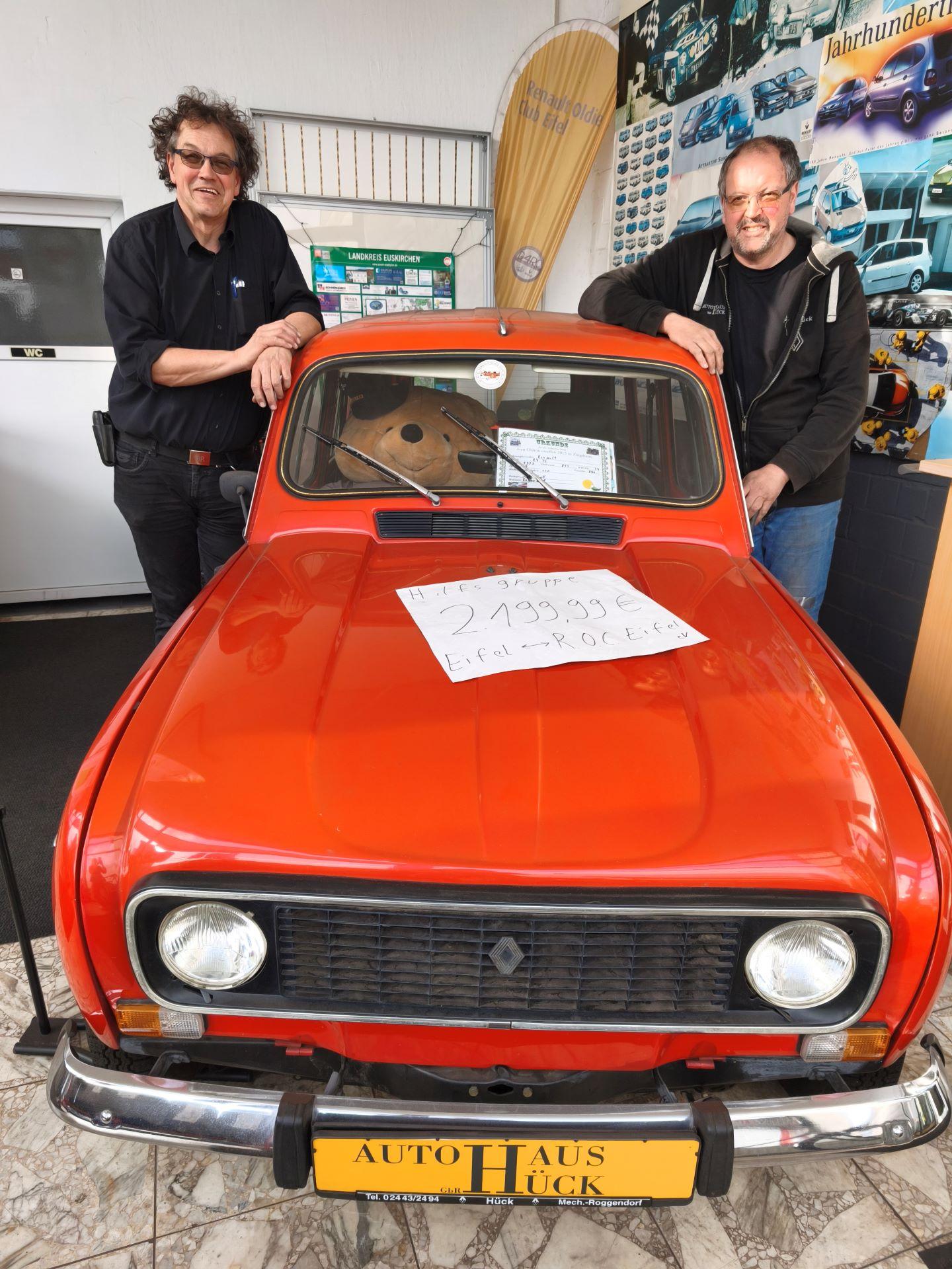 Altes Schätzchen: Im familieneigenen Autohaus posieren André und Jörn Hück gemeinsam vor einem knallroten R-4 aus den Siebzigern. (c) Foto: Kerstin Rottland/pp/Agentur ProfiPress
