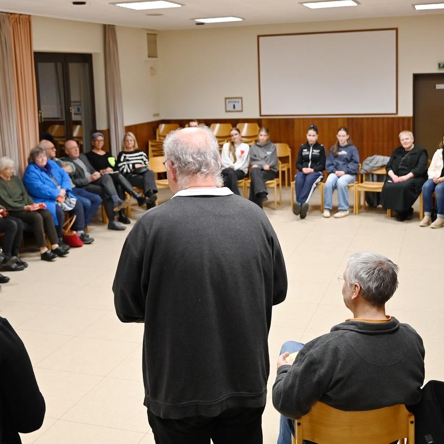 Pastoralreferentin Linda Schmitt-Thees und der Leitende Pfarrer Erik Pühringer begrüßen Vertreter von rund 40 der insgesamt 60 „Orten von Kirche“, die sich zum „Pastoralen Raum St. Barbara Mechernich“ vernetzt haben.