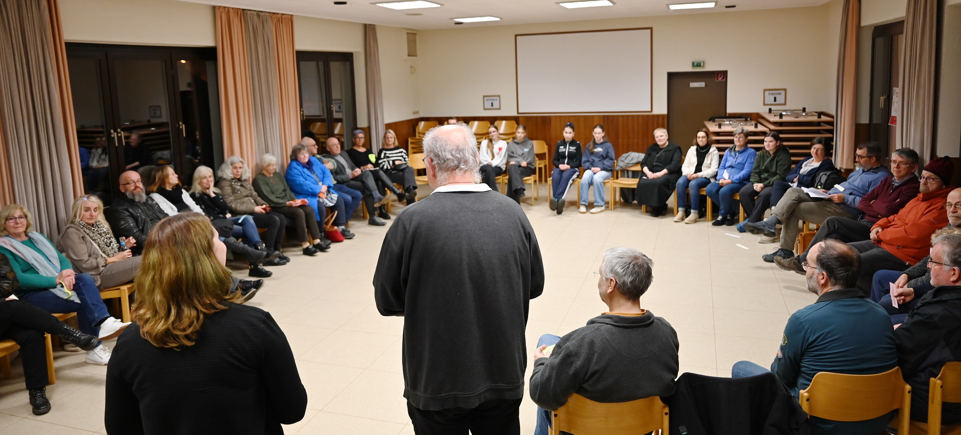 Pastoralreferentin Linda Schmitt-Thees und der Leitende Pfarrer Erik Pühringer begrüßen Vertreter von rund 40 der insgesamt 60 „Orten von Kirche“, die sich zum „Pastoralen Raum St. Barbara Mechernich“ vernetzt haben. (c) Foto: Manfred Lang/pp/Agentur ProfiPress