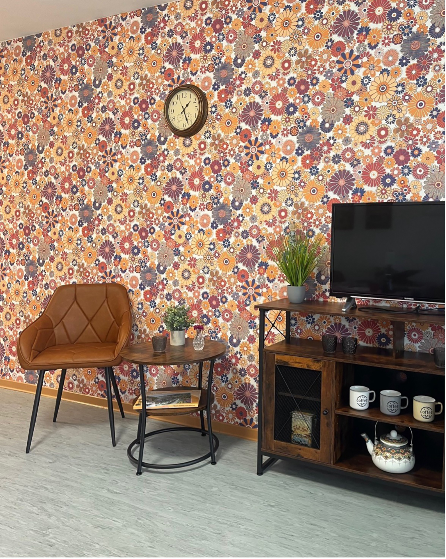 „Sehr viel Wert haben wir auf eine angenehme Wohnlichkeit in diesem besonderen Retro-Stil gelegt“, erklärt Ursula Binnen von Haus Effata zu neuen Design-Entscheidungen der Seniorenpflegeeinrichtung. (c) Foto: Haus Effata/CIC/pp/Agentur ProfiPress