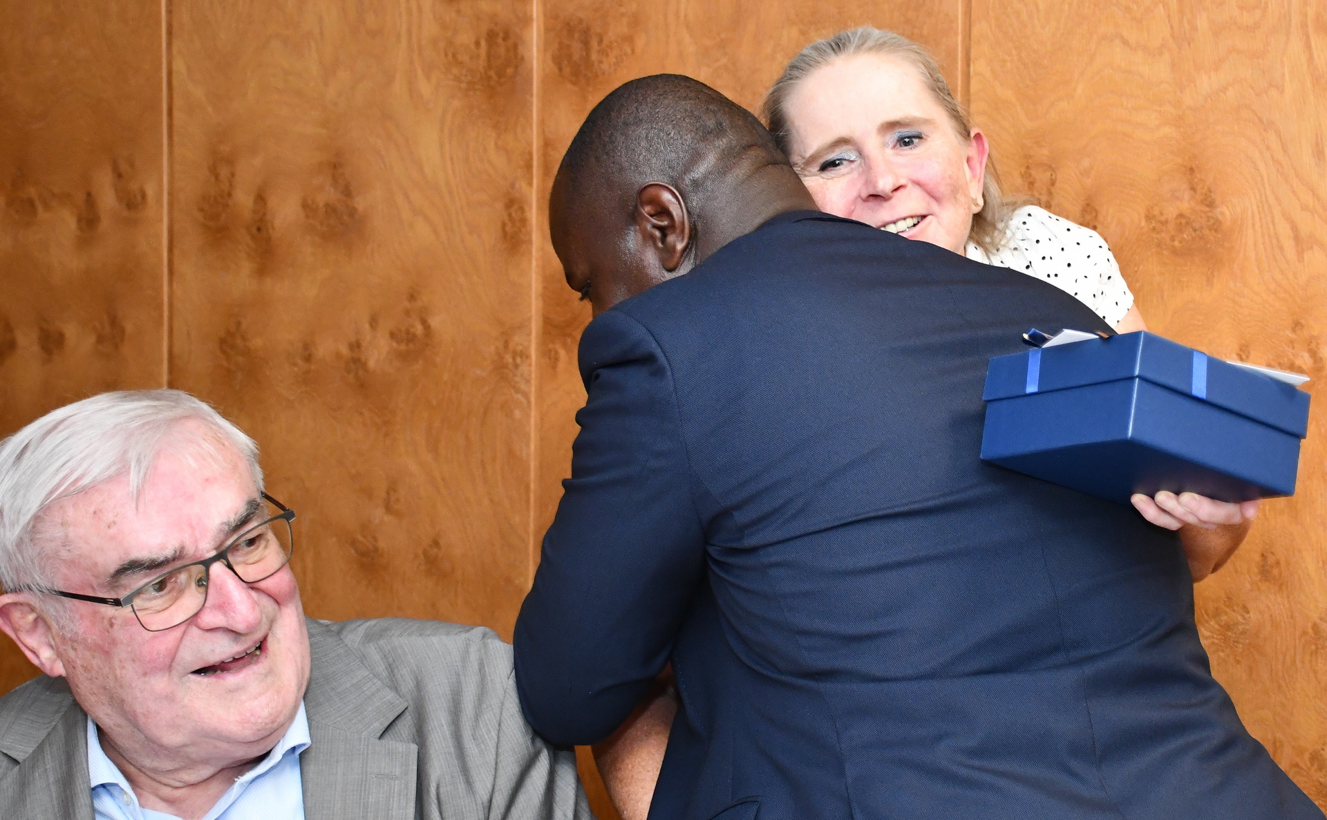 Herzlicher Abschied von Father Patrick Mwanguhya: Andrea Heide und Pater Rudolf Ammann gehörten zu den zahlreichen Weggefährten, die dem ugandischen Priester für fünf Jahre Dienst in Mechernich dankten. (c) Foto: Sabine Roggendorf/pp/Agentur ProfiPress