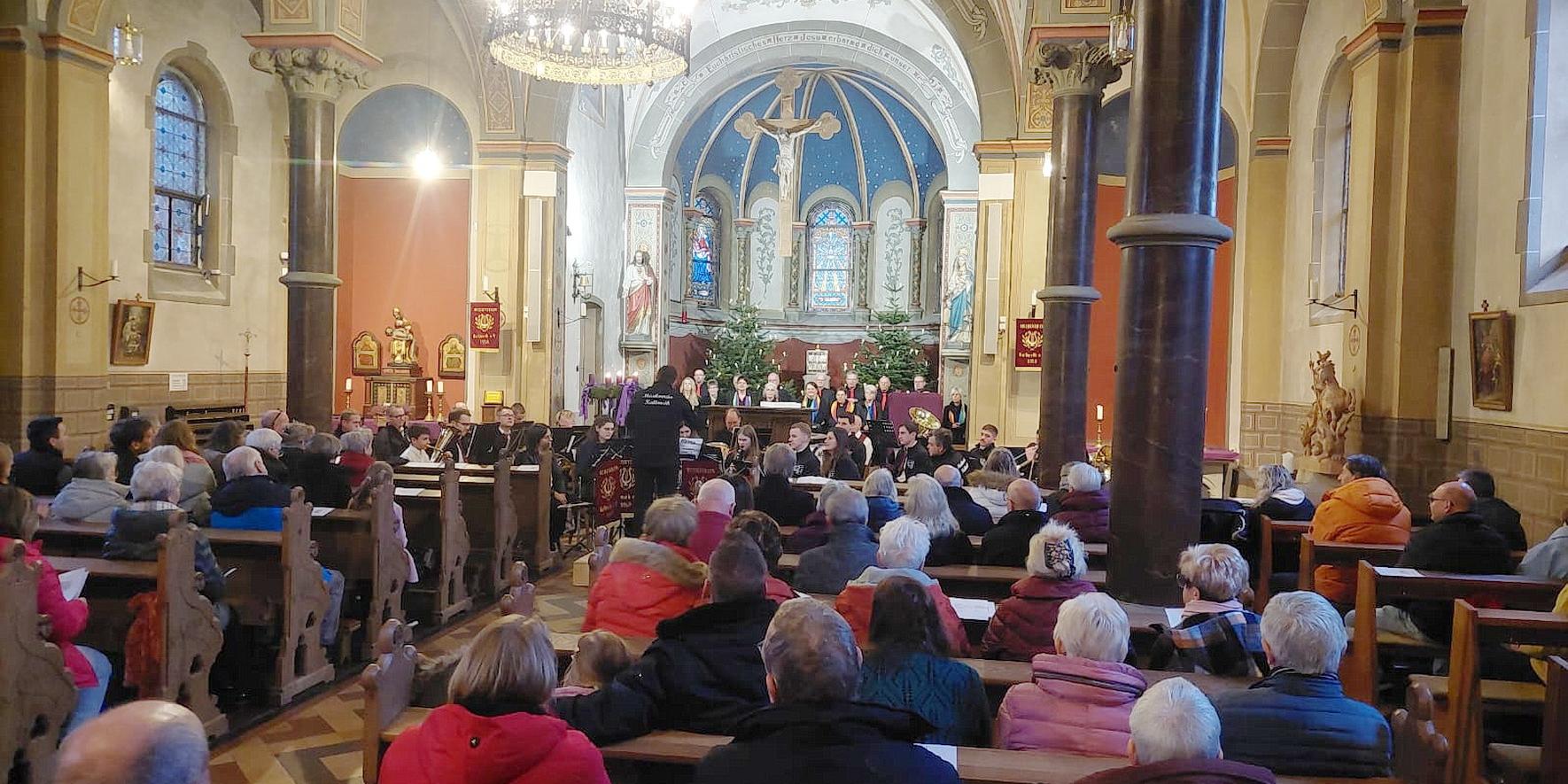 Gut besucht war das Kirchenkonzert von Musikverein Kallmuth und Singgemeinschaft Kallmuth-Weyer am dritten Adventssonntag in der Pfarrkirche St. Georg.