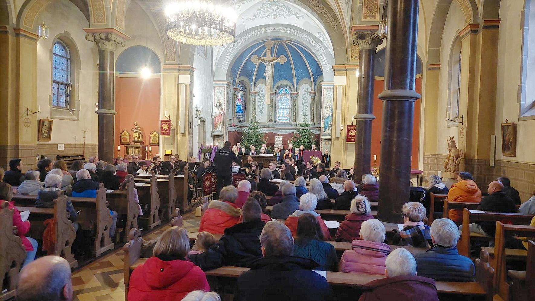 Gut besucht war das Kirchenkonzert von Musikverein Kallmuth und Singgemeinschaft Kallmuth-Weyer am dritten Adventssonntag in der Pfarrkirche St. Georg.