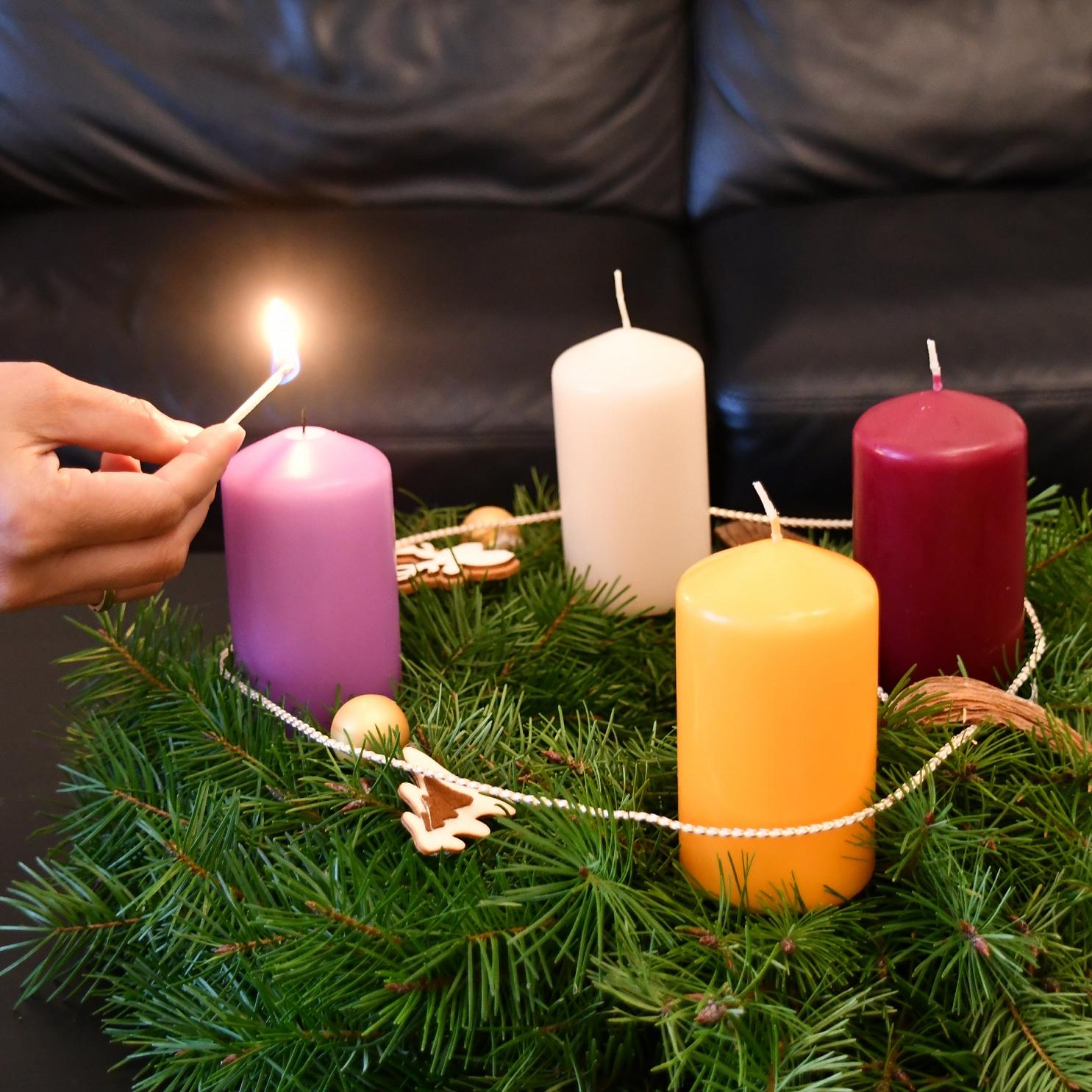 Advent_erste Kerze_ noa_7230_0_by_Yohanes_Vianey_Lein_pfarrbriefservice