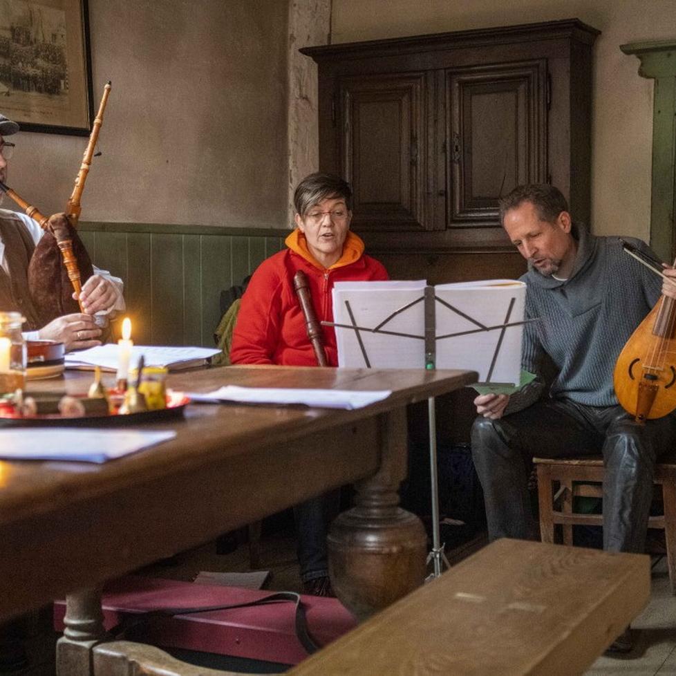 Vorweihnachtliche Hausmusik gehört auch zum Wochenende „Advent für alle Sinne“ im Rheinischen Freilichtmuseum Kommern.