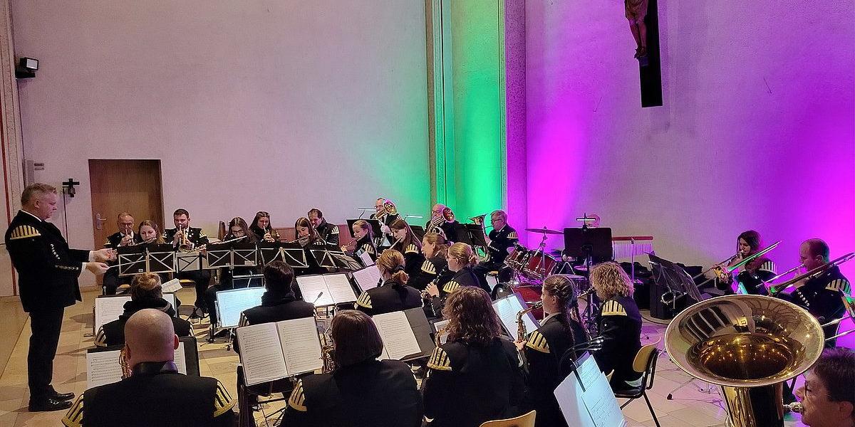 In der Mechernicher Pfarrkirche gibt die Bergkappelle besinnliche und beschwingte Musik zum Besten: Mitsingen ist ausdrücklich erlaubt!