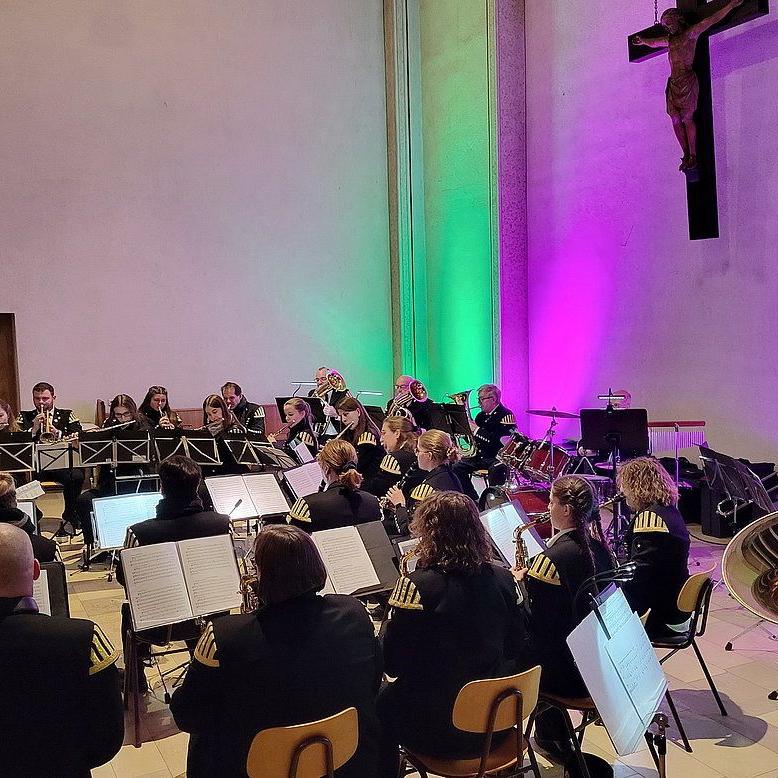 In der Mechernicher Pfarrkirche gibt die Bergkappelle besinnliche und beschwingte Musik zum Besten: Mitsingen ist ausdrücklich erlaubt!