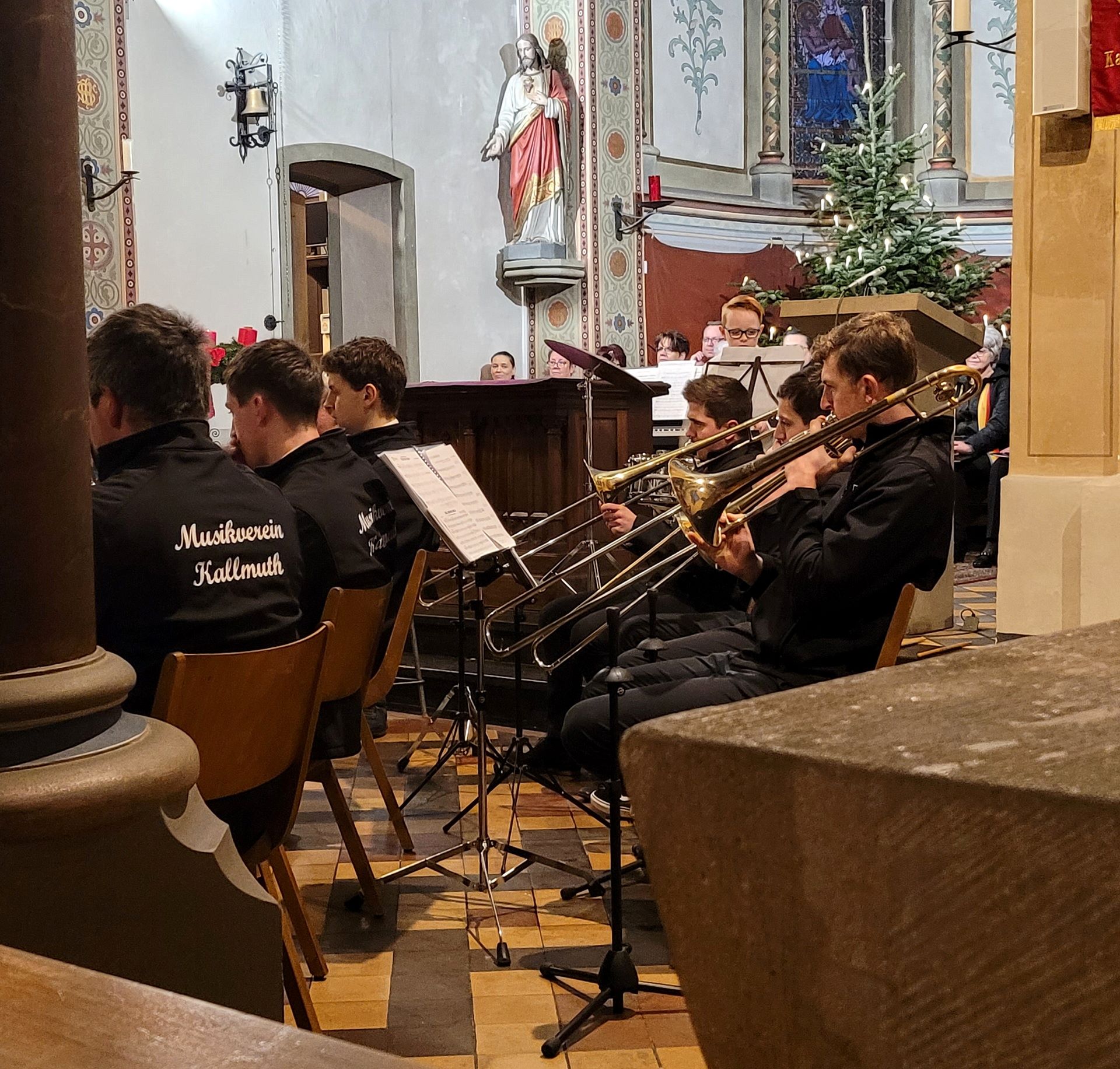 Sie sorgen traditionell gemeinsam für festliche Stimmung in der Pfarrkirche St. Georg zu Kallmuth: Musikverein Kallmuth und die Chorgemeinschaft Kallmuth/Weyer, hier bei der gleichen Veranstaltung im Dezember 2023. (c) Foto: Privat/pp/Agentur ProfiPress.