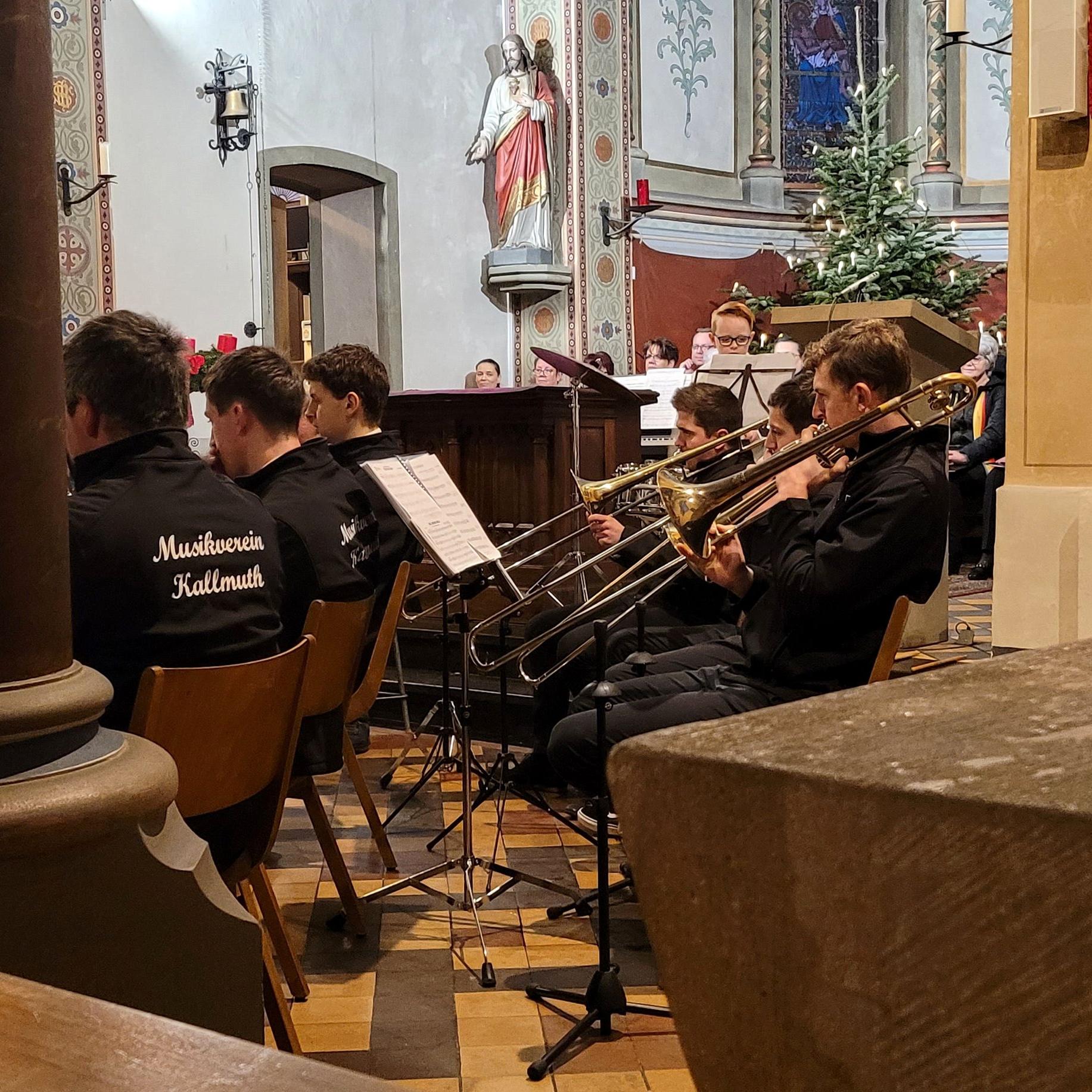 Sie sorgen traditionell gemeinsam für festliche Stimmung in der Pfarrkirche St. Georg zu Kallmuth: Musikverein Kallmuth und die Chorgemeinschaft Kallmuth/Weyer, hier bei der gleichen Veranstaltung im Dezember 2023.