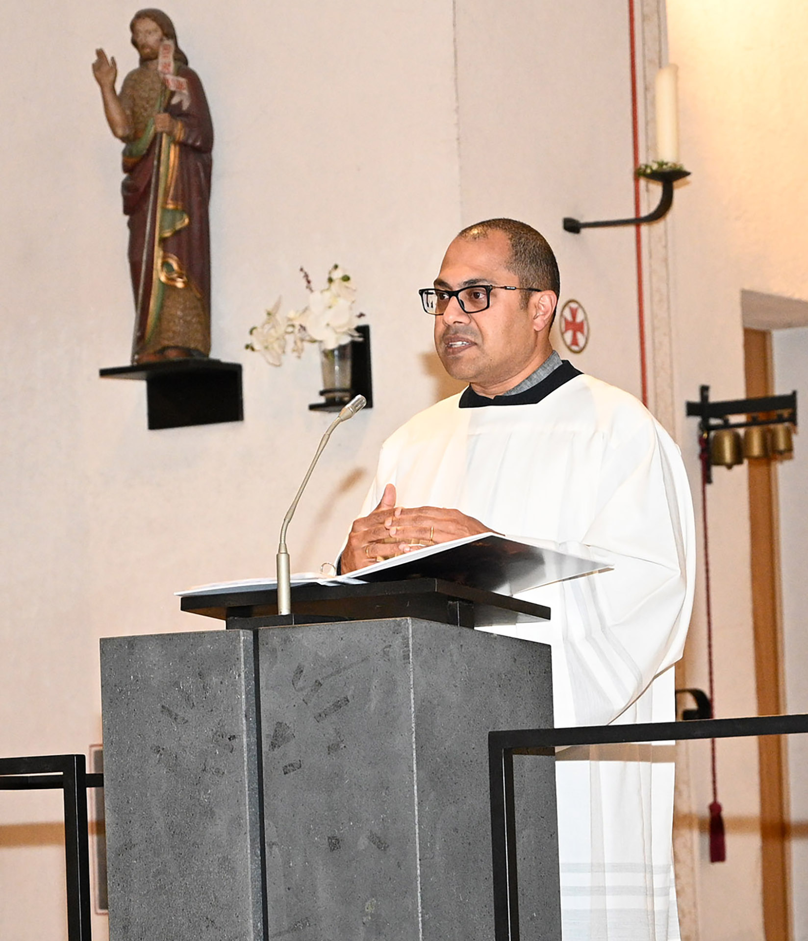 Diakonand Tilj Puthenveettil führte kürzlich durch eine stille, geistliche Betrachtung des Advents – als Zeit der Hoffnung, der Sehnsucht und des aufmerksamen Erwartens. (c) Foto: Henri Grüger/pp/Agentur ProfiPress