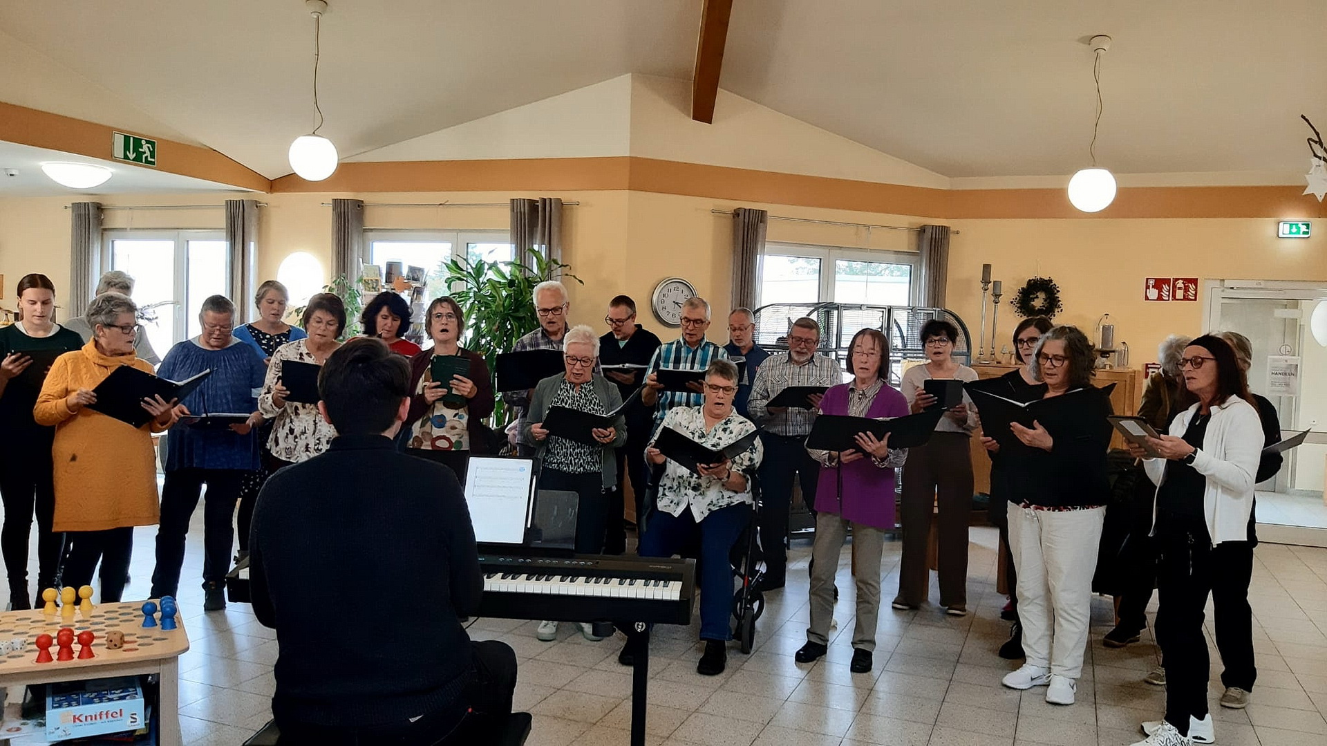 Die „Ahr Voices“ gastierten mit einem Benefizkonzert im Hospiz Stella Maris. Das von Pascal Lucke geleitete Ensemble aus Blankenheimerdorf stellte seinen Auftritt nach dem zweiwöchigen Aufenthalt der Mutter einer Sängerin unter das Motto „Gedenken und Dankbarkeit“. (c) Foto: Schwester Lidwina/pp/Agentur ProfiPress