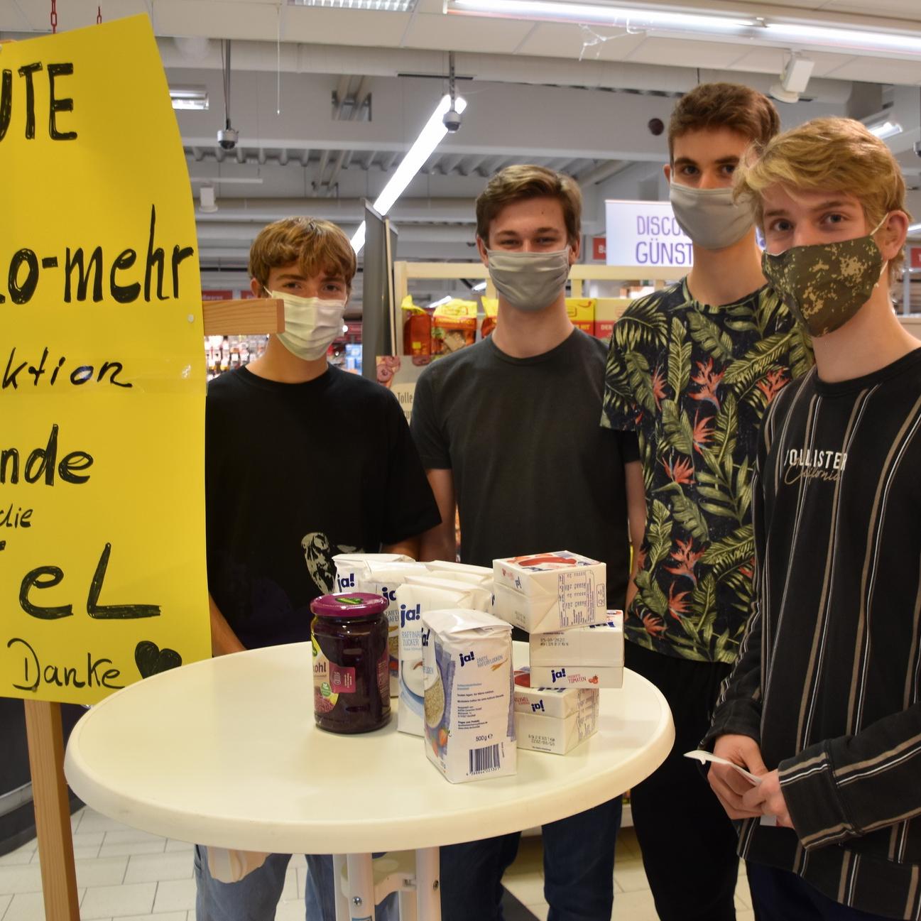 Vor den Jugendlichen auf dem Tisch stehen Lebensmittel im Gegenwert von sechs Euro. „Erstaunlich, was man dafür alles kriegt“, sagte Oliver Peters dem Reporter. Manche Rewe-Kunden gaben bei der „1-Kilo-Aktion“ der katholischen Firmlinge auch Geld und schickten sie selbst zum Einkaufen los. Von links Jonathan Klein, Jan Cunzemann, Oliver Peters und Luis Dohmen