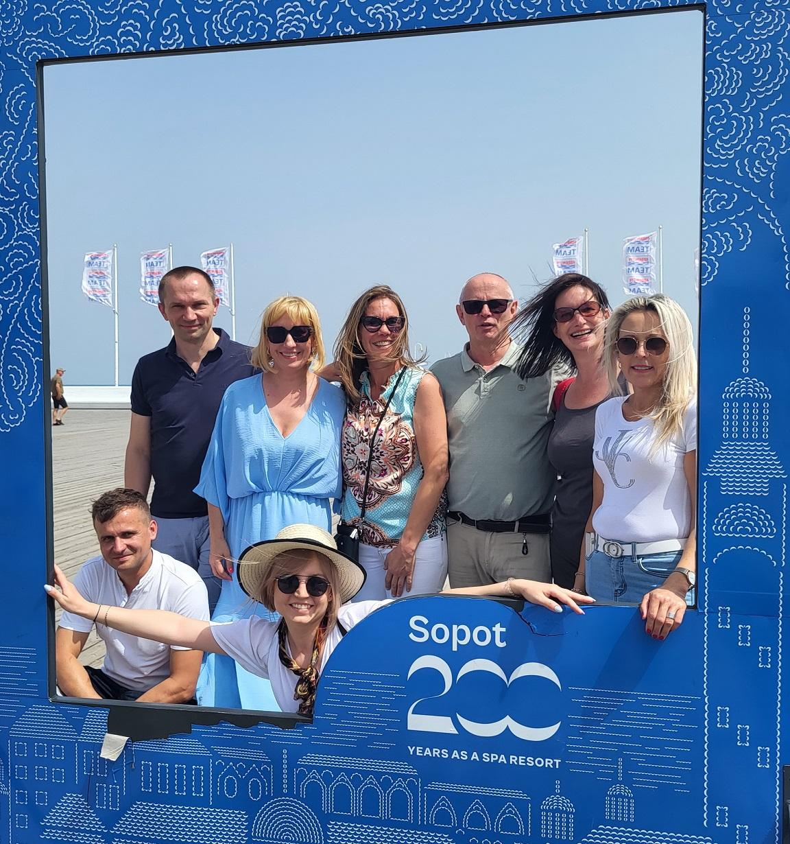 Sonntags beim Besuch des mondänen Ostseebads Sopot (stehend v.l.): Christian Buchholc, Ewa Pastwa, Claudia Schulte, Ralf Claßen, Sabine Sommer und Manuela Holtmeier.