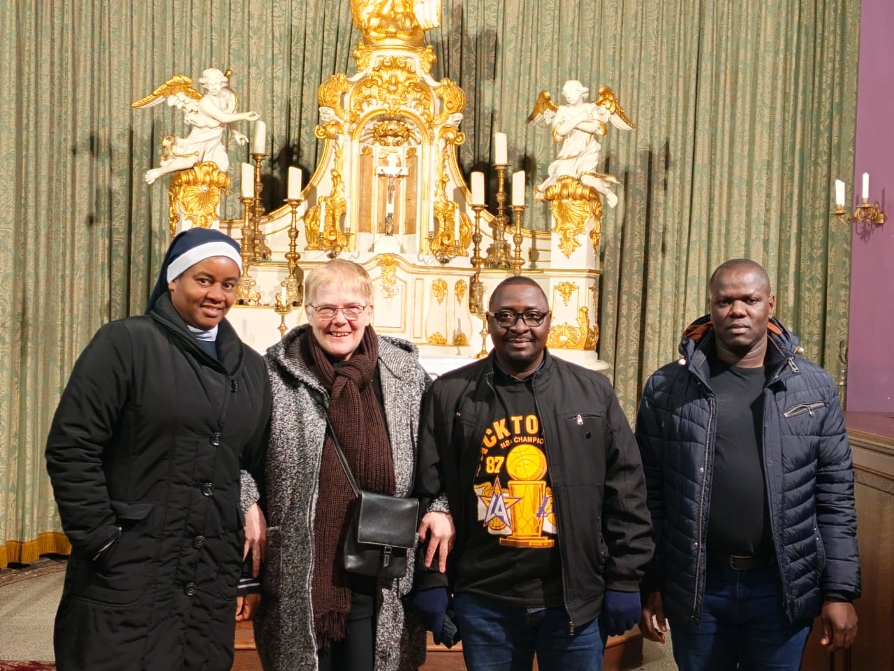 Die derzeitigen Gäste der Communio aus Afrika (v.r.), Johnson Tumwiine (25) aus Uganda und Schwester Mary Grace aus Nigeria, mit Gastschwester Lidwina, Sabine Roggendorf und Schwester Nimisha (Nachname). (c) Foto: Manfred Lang/pp/Agentur ProfiPress