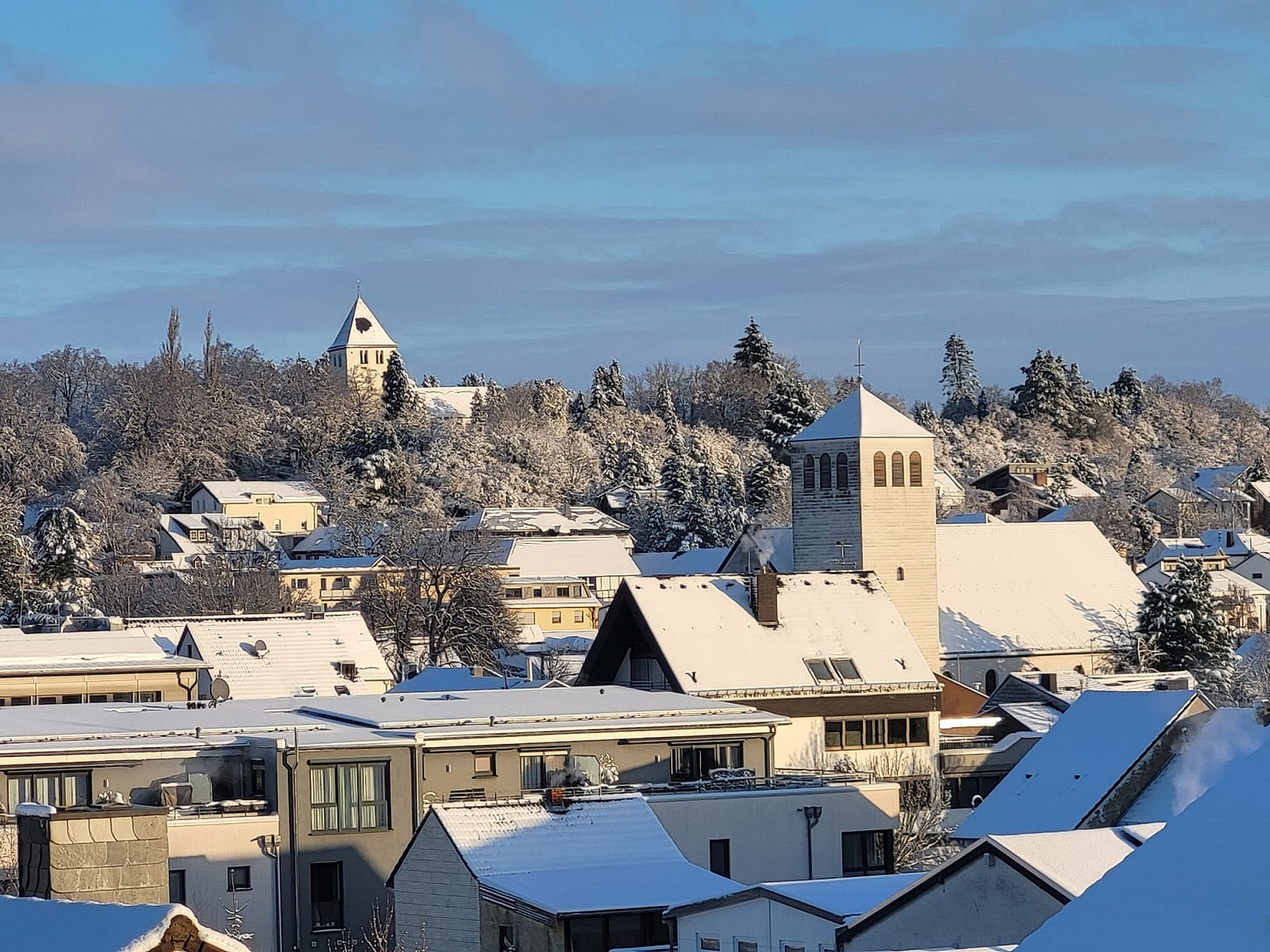 Alt und neue Kirche von Mechernich im Schnee. Das alte Gotteshaus oben auf dem Johannesberg wird möglicherweise die neue Pfarrkirche des „Pastoralen Raumes Sankt Barbara Mechernich“. (c) Foto: Manfred Lang/pp/Agentur ProfiPress