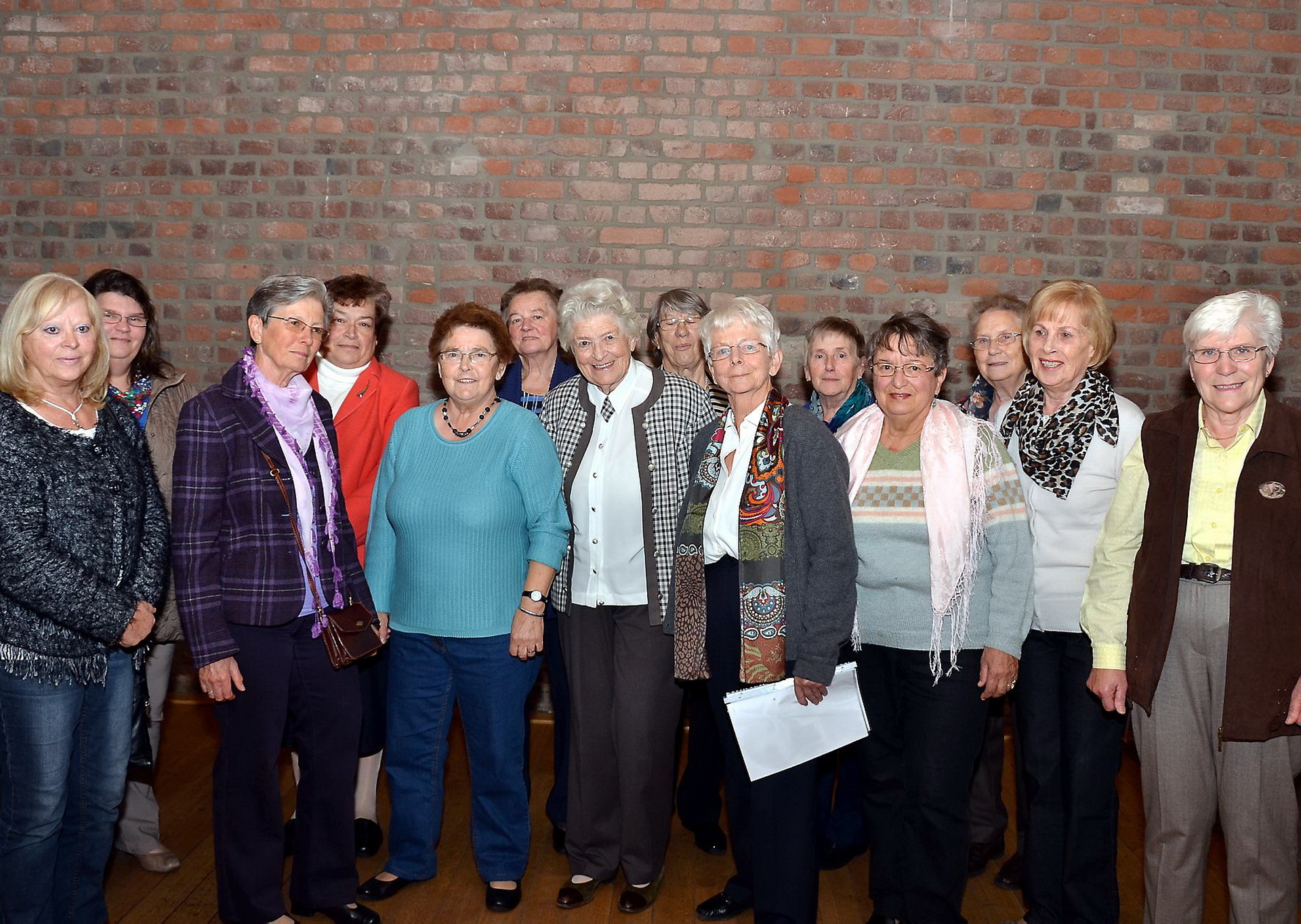 Rosi Gollmann (Mitte) gründete 1967 die Andheri-Hilfe Bonn. Den Anstoß dazu gab der späteren Theologin eine Indienreise 1959, bei der sie das von der Mechernicher Ordensschwester Huberta (Gertrud Roggendorf) gegründete Kinderdorf Andheri vor den Toren der Stadt Mumbay kennenlernte.  2012 stellte Rosi Gollann ihre Autobiografie „Einfach Mensch“ (ISBN: 978-3-442-15778-5) auch den Kommerner Freundinnen im Burghof vor. (c) Archivfoto: Manfred Lang/pp/Agentur ProfiPress