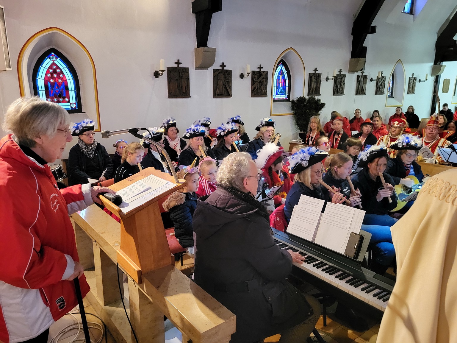 Zusammen mit den Kommunionkindern des Dorfes hatte Anneliese Klinkhammer (l.) Fürbitten und Meditationstexte vorbereitet. Für die richtigen Flötentöne sorgten die Gruppe von Resl Feyen und Kirchenmusiker Erik Arndt. (c) Foto: Manfred Lang/pp/Agentur ProfiPress