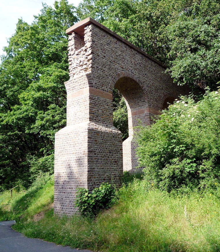 Unter anderem vorbei an der beeindruckenden römischen Aquäduktbrücke in Vussem führen die vier anstehenden Wanderungen des Eifelvereins Mechernich im August und September. (c) Archivbild: pp/Agentur ProfiPress