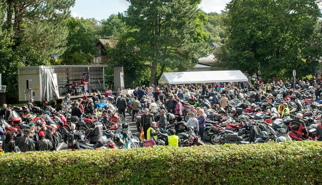 Unser Archivbild zeigt den Zulauf, der üblicherweise bei den Motorradgottesdiensten auf dem Breitenbendener Dorfplatz herrschte. 2025 geht es wegen Bauarbeiten am neuen Dorfgemeinschaftshaus auf gemeinsame Ausfahrt zum Gottesdienst in Höfen. (c) Foto: pp/Agentur ProfiPress