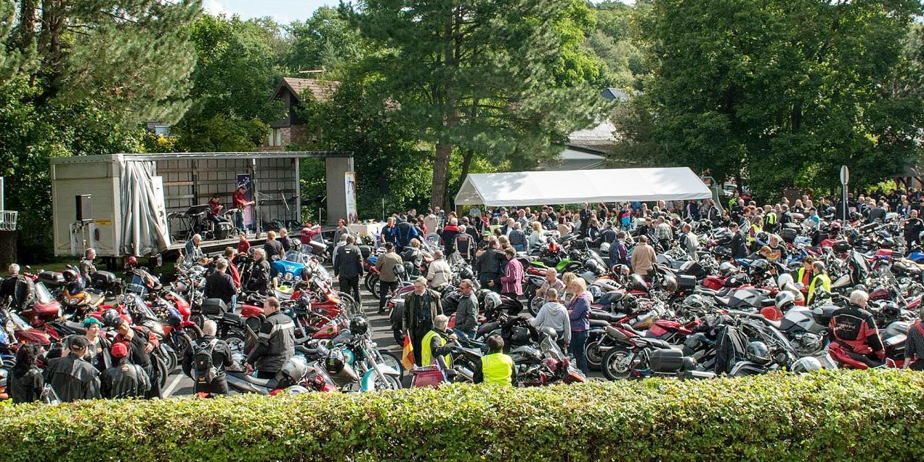 Unser Archivbild zeigt den Zulauf, der üblicherweise bei den Motorradgottesdiensten auf dem Breitenbendener Dorfplatz herrschte. 2025 geht es wegen Bauarbeiten am neuen Dorfgemeinschaftshaus auf gemeinsame Ausfahrt zum Gottesdienst in Höfen.