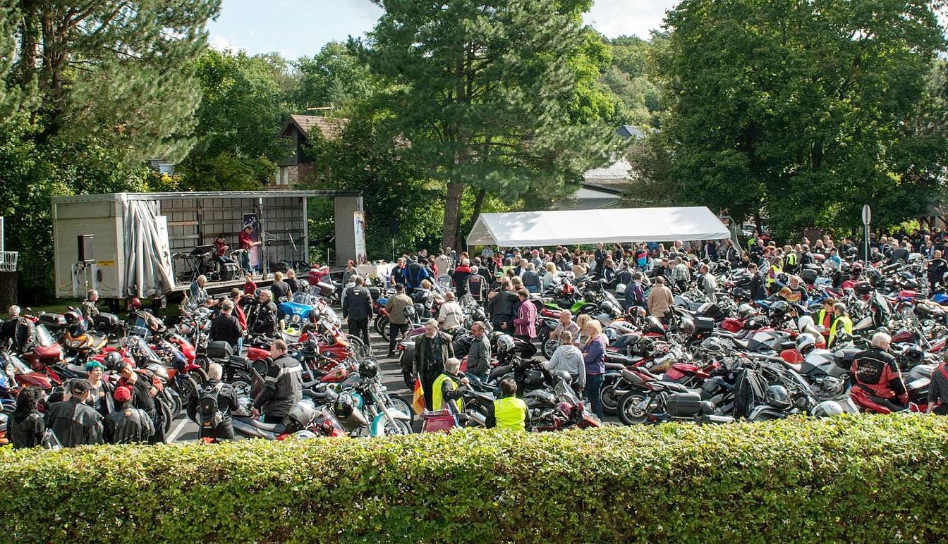 Unser Archivbild zeigt den Zulauf, der üblicherweise bei den Motorradgottesdiensten auf dem Breitenbendener Dorfplatz herrschte. 2025 geht es wegen Bauarbeiten am neuen Dorfgemeinschaftshaus auf gemeinsame Ausfahrt zum Gottesdienst in Höfen.