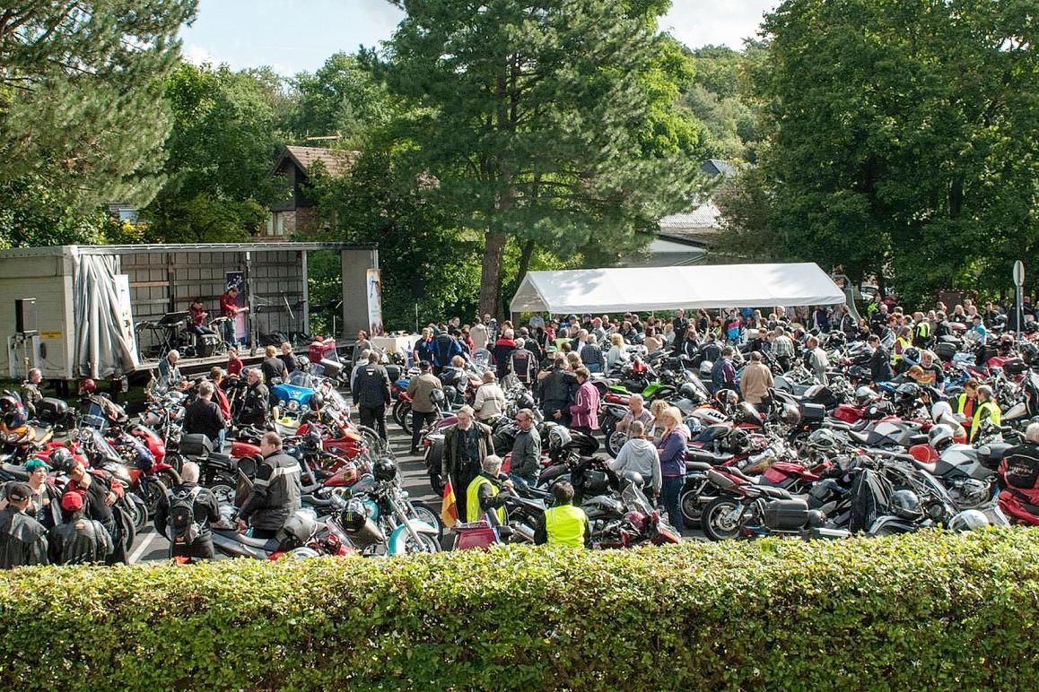 Unser Archivbild zeigt den Zulauf, der üblicherweise bei den Motorradgottesdiensten auf dem Breitenbendener Dorfplatz herrschte. 2025 geht es wegen Bauarbeiten am neuen Dorfgemeinschaftshaus auf gemeinsame Ausfahrt zum Gottesdienst in Höfen.