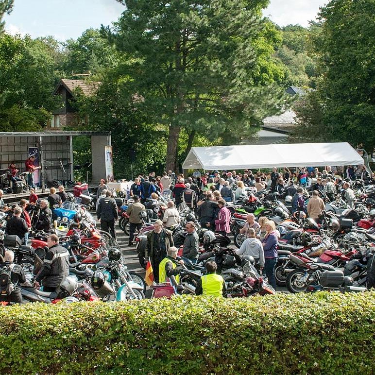 Unser Archivbild zeigt den Zulauf, der üblicherweise bei den Motorradgottesdiensten auf dem Breitenbendener Dorfplatz herrschte. 2025 geht es wegen Bauarbeiten am neuen Dorfgemeinschaftshaus auf gemeinsame Ausfahrt zum Gottesdienst in Höfen.