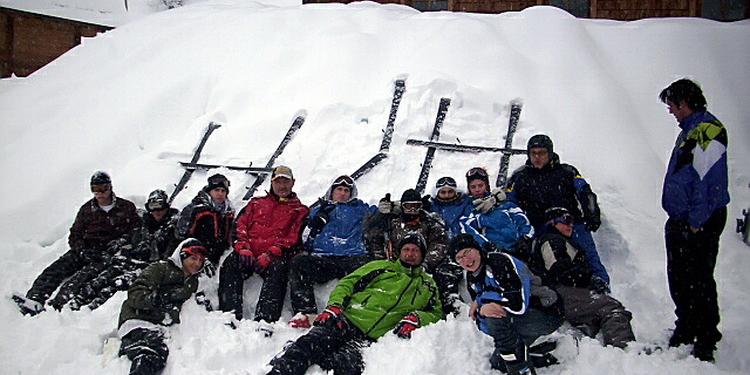 Dieses Symbolbild entstand bei einer früheren Skifreizeit der Aachener Bistumsregion Eifel mit Hardy Hawinkels.
