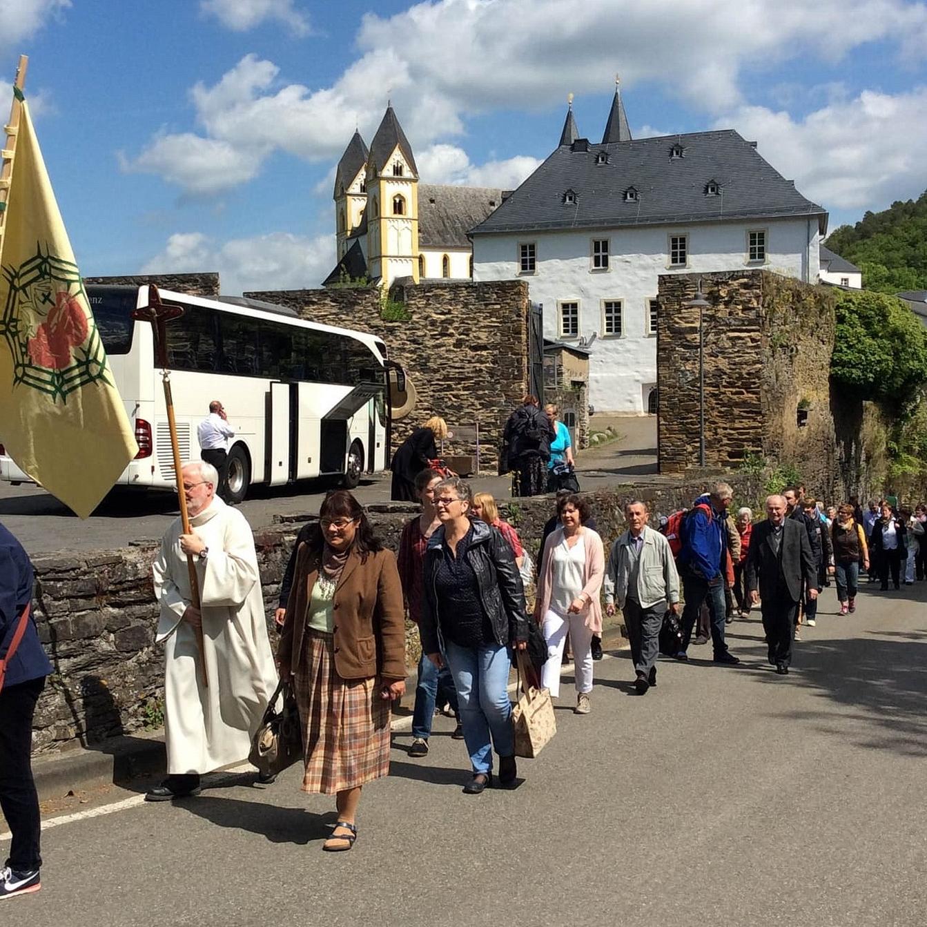 Der „Tag der Begegnung“ in Lommersum am 6. Juli knüpft an die jahrzehntelange Tradition der Herz-Jesu-Wallfahrten zum Kloster Arnstein an der Lahn an, die mit dem Weggang der Ordensgemeinschaft von den Heiligsten Herzen Jesu und Mariä Ende 2018 ihr vorläufiges Ende gefunden hatte.