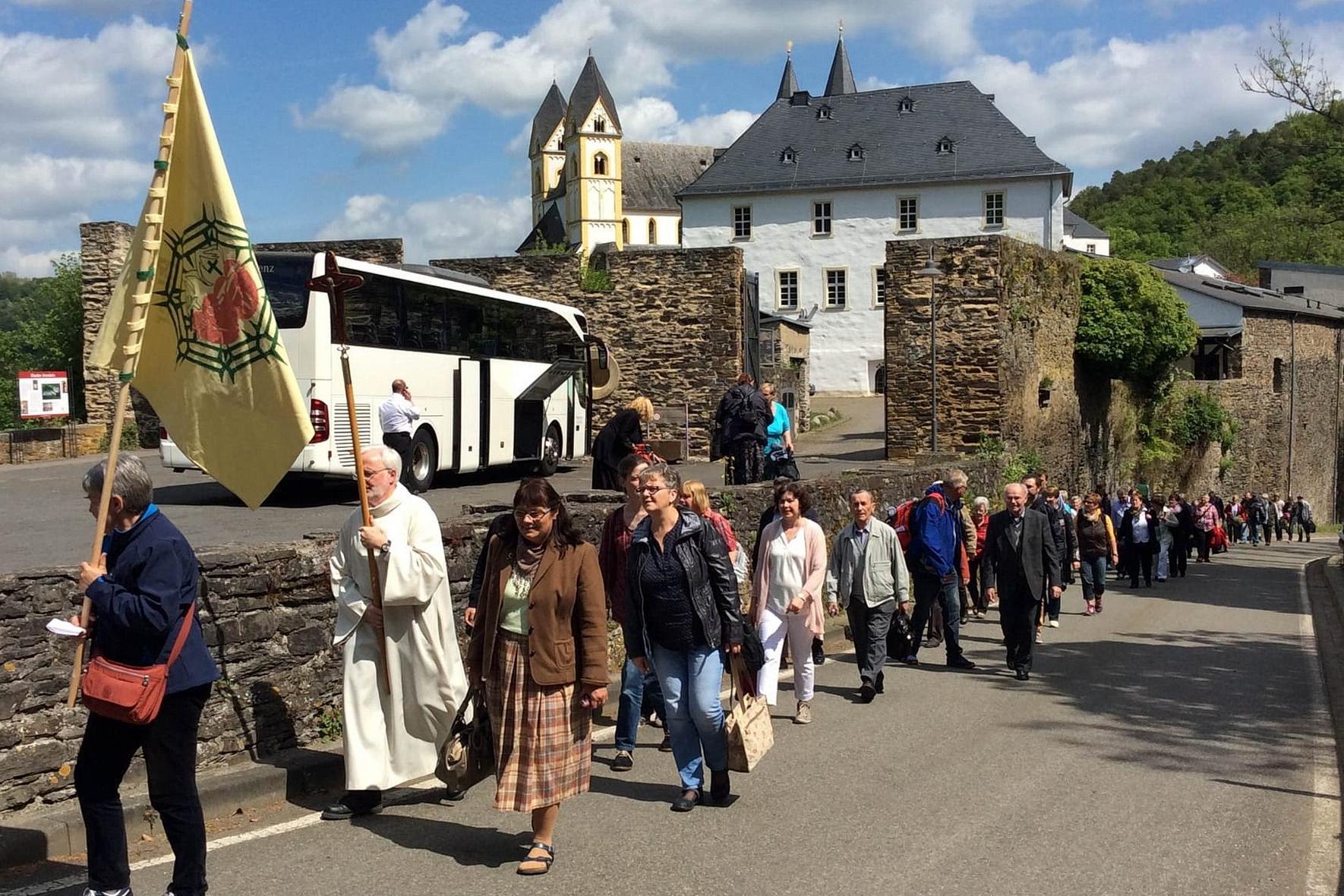 Der „Tag der Begegnung“ in Lommersum am 6. Juli knüpft an die jahrzehntelange Tradition der Herz-Jesu-Wallfahrten zum Kloster Arnstein an der Lahn an, die mit dem Weggang der Ordensgemeinschaft von den Heiligsten Herzen Jesu und Mariä Ende 2018 ihr vorläufiges Ende gefunden hatte.