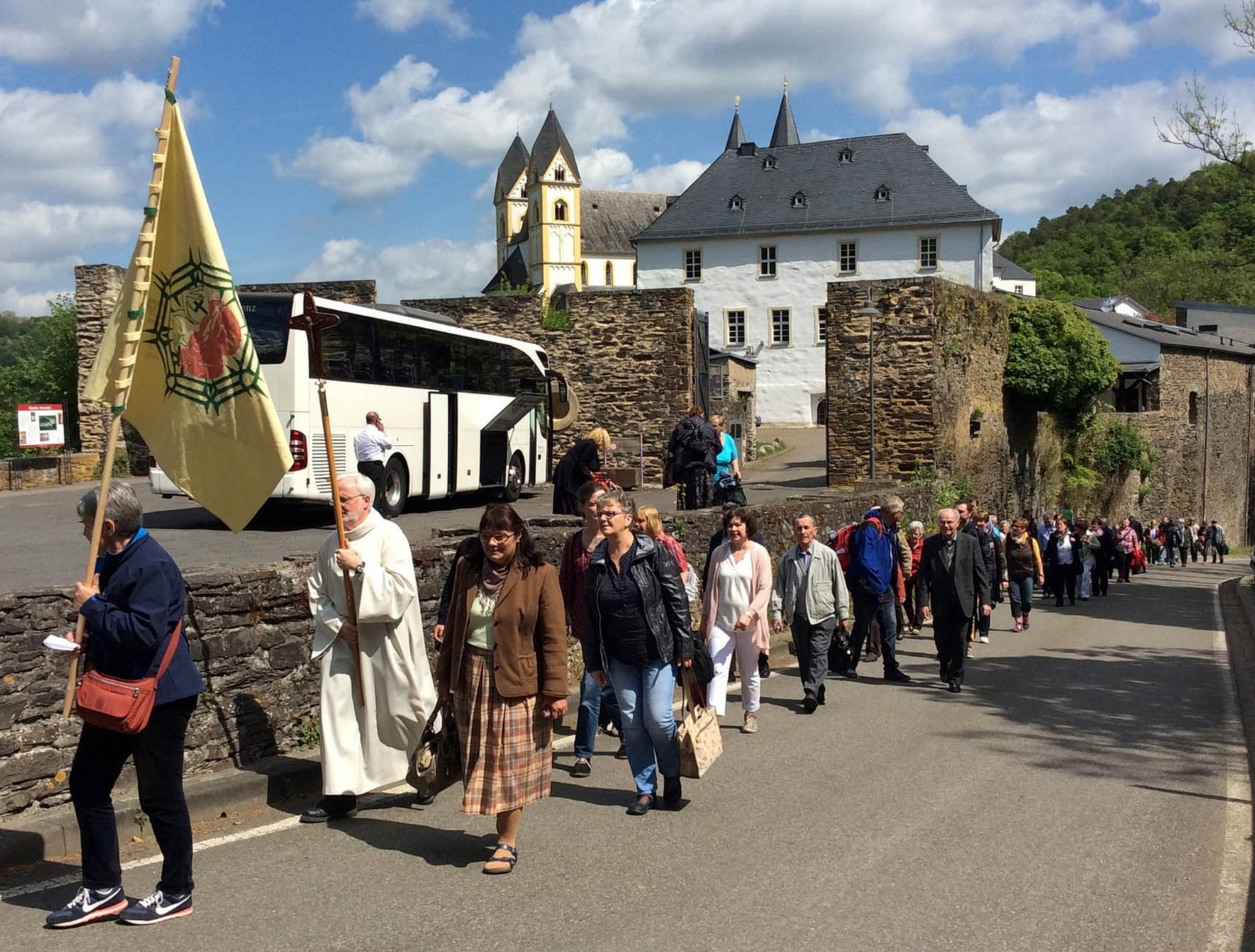 Der „Tag der Begegnung“ in Lommersum am 6. Juli knüpft an die jahrzehntelange Tradition der Herz-Jesu-Wallfahrten zum Kloster Arnstein an der Lahn an, die mit dem Weggang der Ordensgemeinschaft von den Heiligsten Herzen Jesu und Mariä Ende 2018 ihr vorläufiges Ende gefunden hatte. (c) Foto: Privat/pp/Agentur ProfiPress