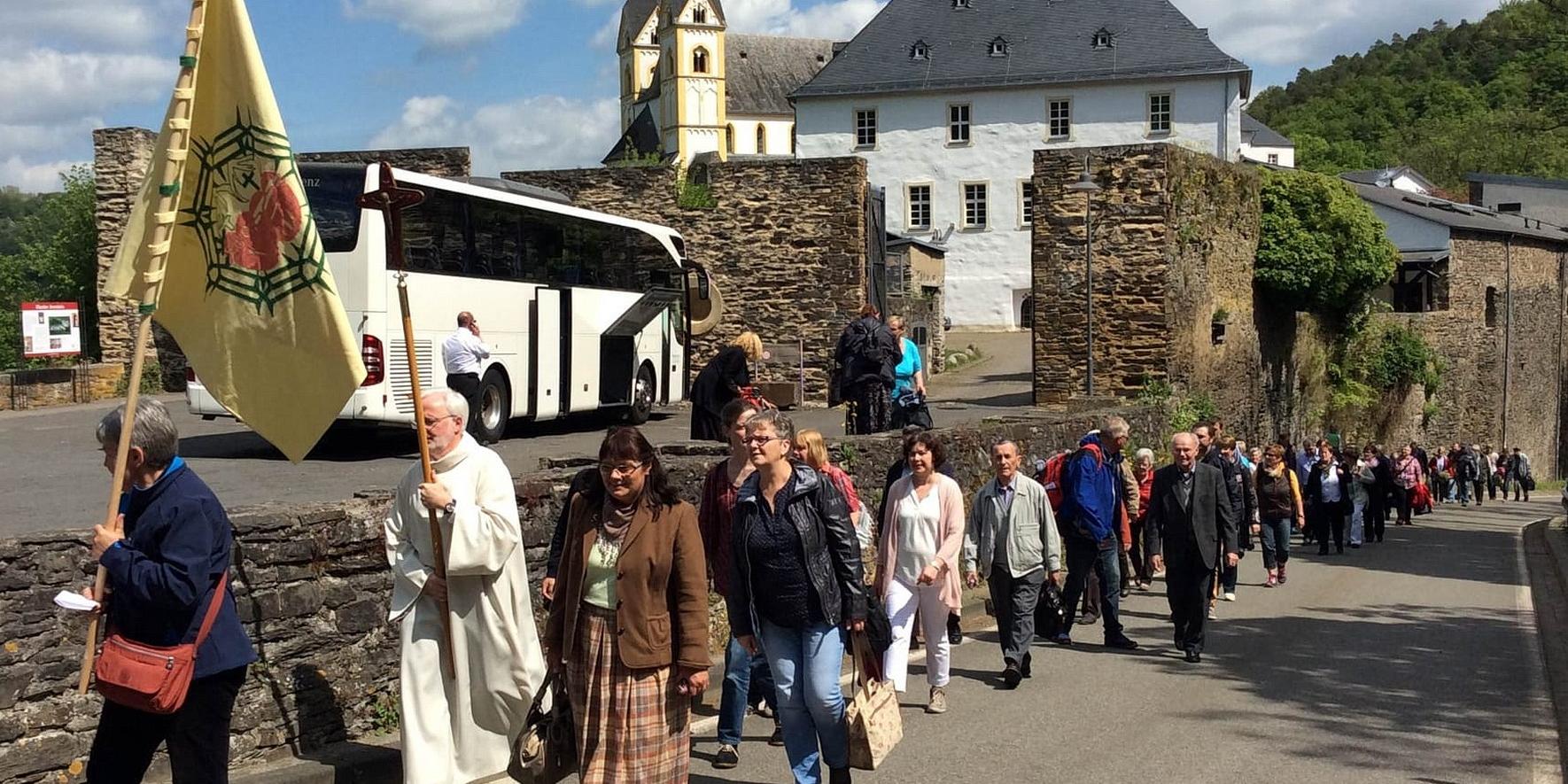 Der „Tag der Begegnung“ in Lommersum am 6. Juli knüpft an die jahrzehntelange Tradition der Herz-Jesu-Wallfahrten zum Kloster Arnstein an der Lahn an, die mit dem Weggang der Ordensgemeinschaft von den Heiligsten Herzen Jesu und Mariä Ende 2018 ihr vorläufiges Ende gefunden hatte.