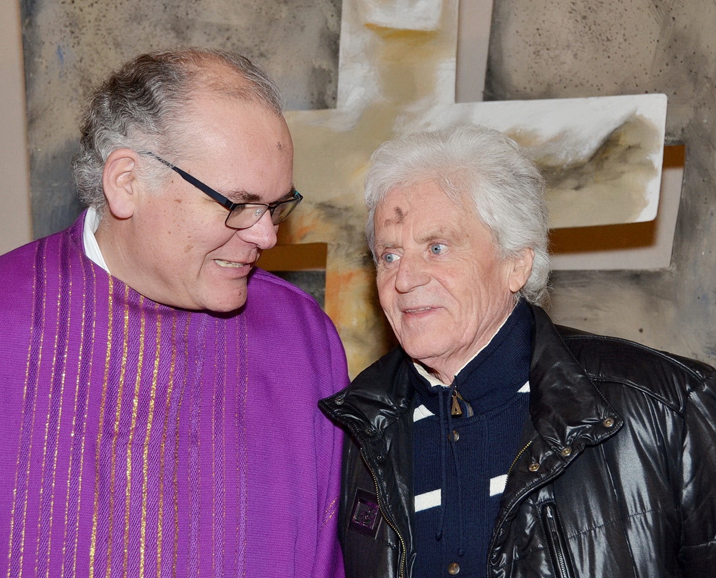 Mit Aschenkreuz anlässlich der Ausstellungseröffnung „Kreuze“ sind Künstler Franz Kruse und Pfarrer Erik Pühringer zu sehen. (c) Archivfoto: Manfred Lang/pp/Agentur ProfiPress