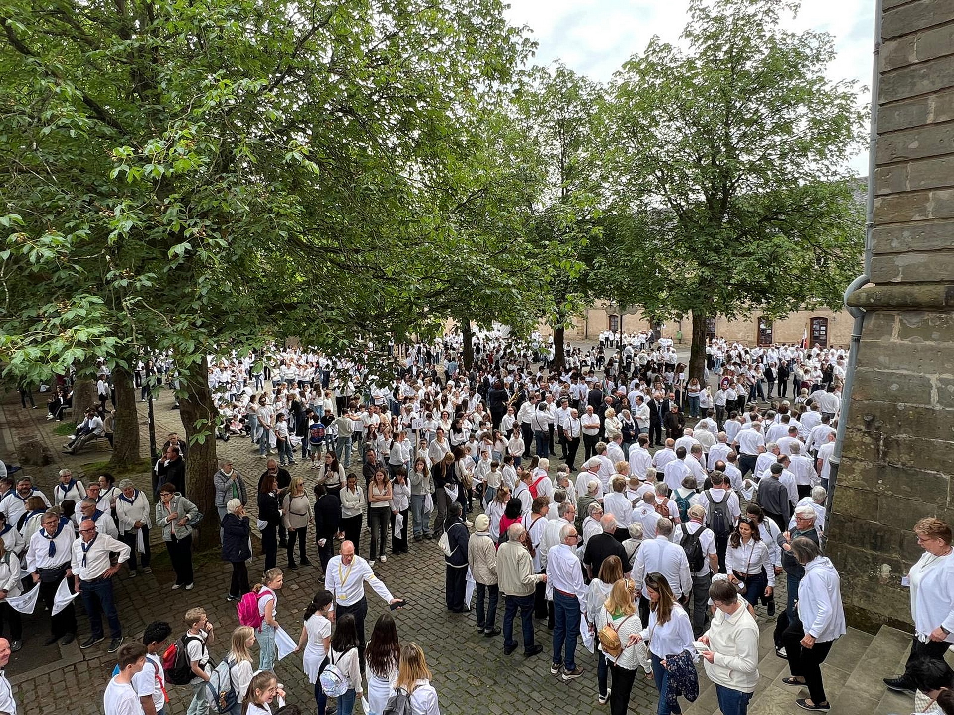 Einen imposanten Anblick boten die Pilgergruppen und Musikkapellen bei der Aufstellung zur Springprozession im Abteihof. (c) Foto: Gerlinde Pickartz/Privat/pp/Agentur ProfiPress