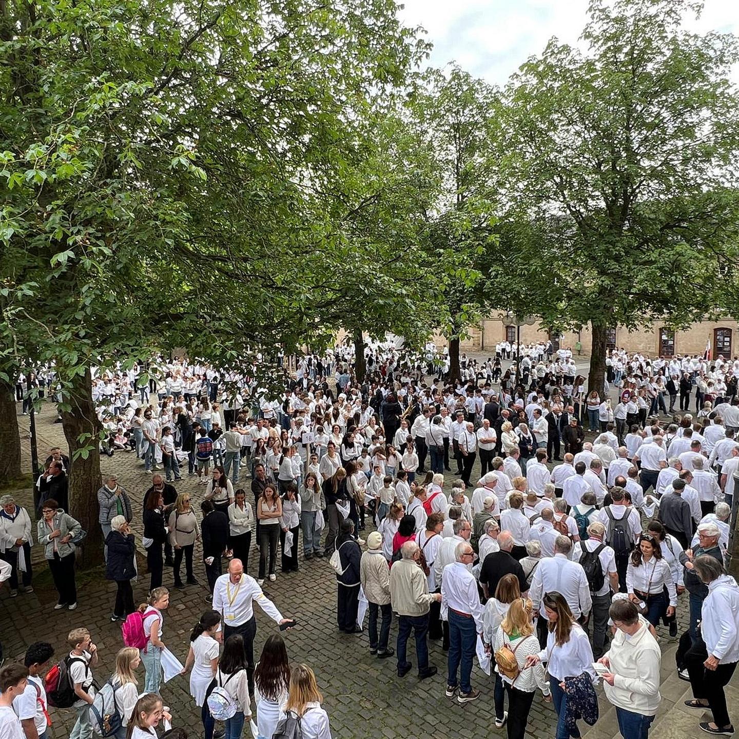 Einen imposanten Anblick boten die Pilgergruppen und Musikkapellen bei der Aufstellung zur Springprozession im Abteihof.