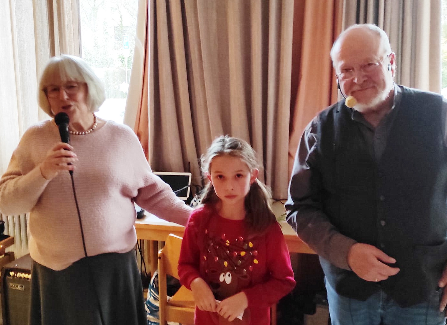 Die drei vom „Auktionshaus“: Moderatorin Ursula Koch, Glücksfee Nela und „Ussklöpper“ Diakon Manni Lang. F (c) Foto: Michael Sander/pp/Agentur ProfiPress