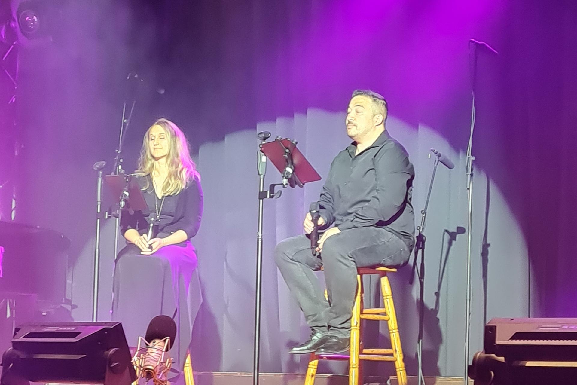 Der Dietrich-Bonhoeffer-Chor Mechernich gab in der Aula des Turmhofes ein fulminantes Sommerkonzert. Hier singt das Duo Kathrin und Roger Herbst „Endless Love“ von Lionel Richie.