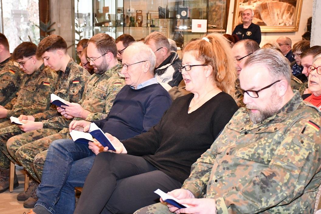 Feierten am Barbaratag mit Zivilisten und Soldaten Gottesdienst im Bergwerksmuseum (vorne v.r.) Standortältester Dirk Hagenbach, Regierungsamtsrätin Dunja Reinartz und Mechernichs Bürgermeister Dr. Hans-Peter Schick. In Hintergrund Bergbaumuseums-Fördervereinsvorsitzender Günter Nießen, der zu Gottesdienstbeginn die Barbaraglocke läutete