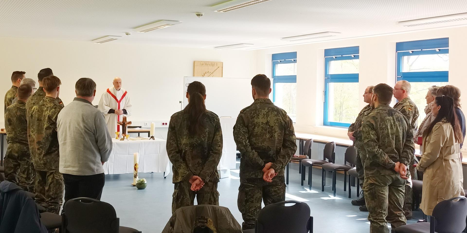 Nur wenige Mechernicher Bundeswehr-Soldat/inn/en und Zivilbeschäftigte feierten mit dem Bonner Militärdekan Heinrich Peter Treier einen nachösterlichen Gottesdienst im Funktionsraum des Stabes.
