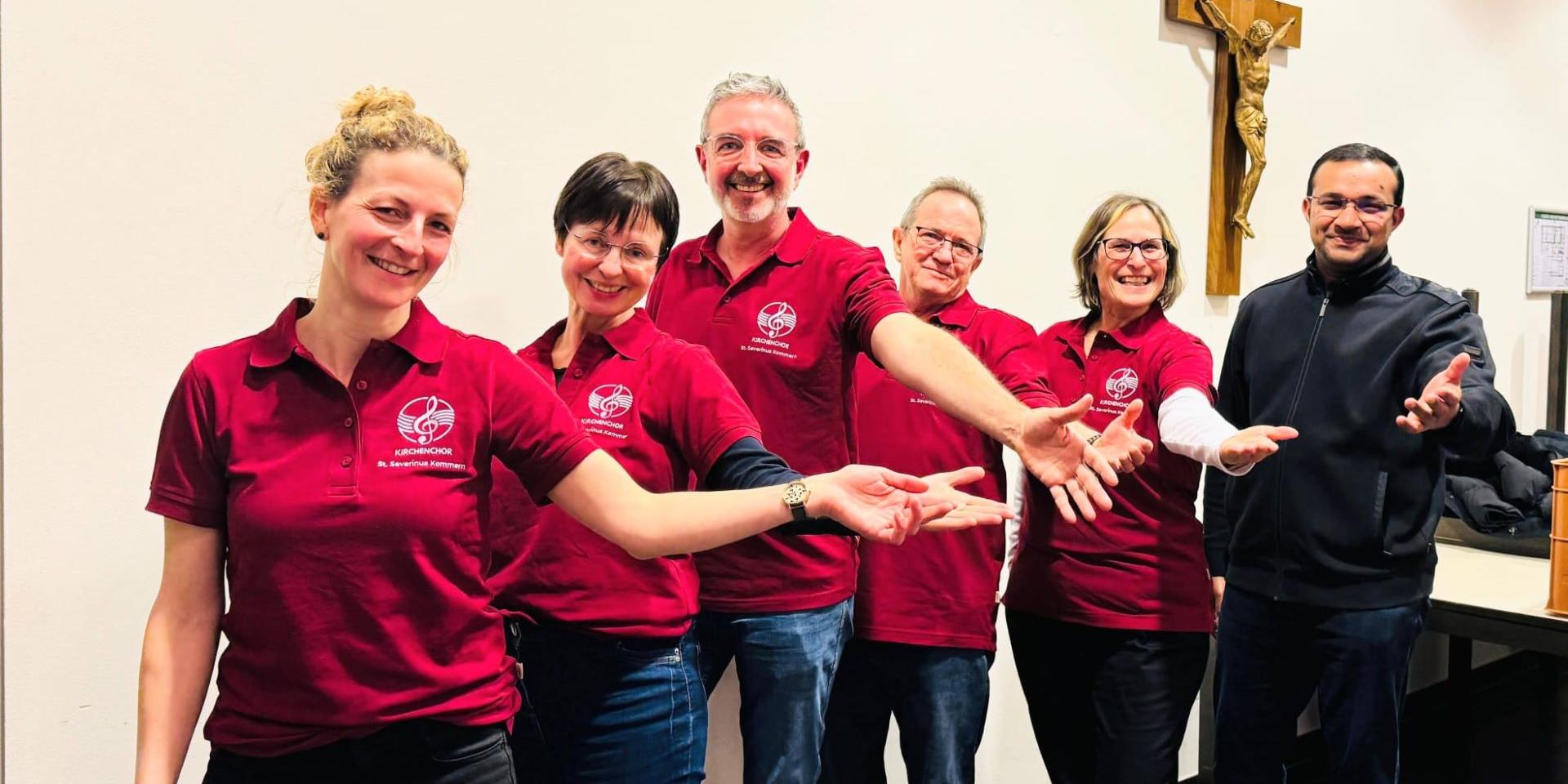 Das alte und neue Leitungsteam des Kirchenchores St. Severinus Kommern, bestehend aus (v.l.) Simone Heuken, Chorleiterin Elisabeth Beyer, Gerd Schlösser, Markus Lauterbach, Ursula Neunzig und Kaplan Bibin Peter.